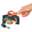 Kinetic Sand - Coffret Sandisfactory avec 907 g de Kinetic Sand coloré et noir comprenant plus de 10 outils-Non toxique et sans danger : Le Kinetic Sand est non toxique, hypoallergénique et sans danger, parfait pour les enfants. Il est élaboré à partir de sable naturel et ne contient ni blé, ni gluten, ni caséine