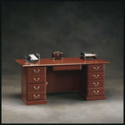 Sauder - Bureau de luxe de la collection Heritage Hill-Ce bureau de luxe est doté de trois tiroirs-classeurs avec rails coulissants à extension complète qui acceptent les chemises suspendues de format lettre, légal ou européen