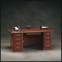 Sauder - Bureau de luxe de la collection Heritage Hill-Ce bureau de luxe est doté de trois tiroirs-classeurs avec rails coulissants à extension complète qui acceptent les chemises suspendues de format lettre, légal ou européen
