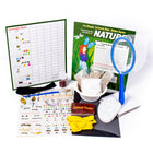 The Young Scientist Club - The Magic School Bus LE BUS MAGIQUE: LES MERVEILLES DE LA NATURE-Que ce soit pour mouler des empreintes d’animaux, construire une fourmilière ou trouver des trésors dans une chasse au trésor dans la nature, chaque activité et expérience dans cette trousse pratique STIM est une occasion formidable d’apprendre