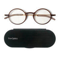 ThinOptics FrontPage collection, Manhattan 2.5 Lecteur avec Milano Pod Noir - Marron-Existe en deux beaux styles, le Brooklyn rectangulaire et le Manhattan ovale, et est flatteur pour les hommes et les femmes.