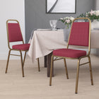 Flash Furniture – Chaises empilables Hercules de la série trapézoïdale avec motifs bourgogne et cadre en or, 4/pqt-Rembourrage en tissu bourgogne à motifs