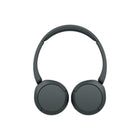 Sony - WH-CH520 Casque sans fil avec microphone - Noir-Gardez votre musique en lecture toute la journee grâce à une autonomie de la batterie qui offre jusqu'à 50 heures d'autonomie.1 La recharge rapide USB Type-C donne jusqu'à 90 minutes de lecture à partir de 3 minutes de recharge. Vous aurez maintenant assez de puissance pour les voyages en voiture de plusieurs jours et les longues fins de semaine de festival.