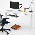 Humanscale - Repose-pieds basculant, cerise-Il offre un soutien sans effort pour le bas du dos, permettant aux utilisateurs de rester assis pendant de longues périodes sans fatigue ni inconfort.