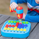 Educational Insights - Conception et perceuse® Bolt-It Bucket-Comprend un seau see-through avec couvercle de poignée et de tableau d'activité, 52 boulons en 4 couleurs différentes, une perceuse adaptée aux enfants et un guide avec des motifs.