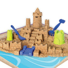 Kinetic Sand – Château de sable de plage -L'emballage sert également d'espace de jeu à thème de la plage ! Quand vous avez fini de jouer, rangez le sable de plage cinétique, les moules et les outils jusqu'à la prochaine fois.