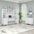 Bush Furniture - Bureau 72 po avec huche et classeur latéral Somerset - Blanc-La surface de travail spacieuse 72" L offre amplement d’espace pour étaler votre ordinateur et vos documents