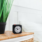 Marathon Watch - Mini réveil analogique sans tic-tac avec rétroéclairage automatique et fonction Snooze - Noir/Blanc-Veilleuse automatique: un capteur de lumière ambiante déclenche une douce lueur pour éclairer le cadran lorsqu'il est placé dans des conditions de faible luminosité.