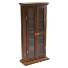 Winsome – Armoire DVD/CD, noyer antique-Conception élégante avec moulures profilées de style traditionnel et teinture riche. 5 tablettes réglables permettant de ranger jusqu’à 135 DVD, 205 CD ou 75 cassettes vidéos. Portes vitrées encadrées avec poignées et pentures de métal, au fini nickel satiné. Fini noyer doux.