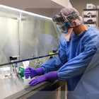 Kimtech - Essuie-tout pour tâches délicates Science Kimwipes - Boîte Pop-Up - Blancs - 286 feuilles-Chaque essuie-tout est utile pour polir la verrerie, nettoyer les instruments de laboratoire et autres surfaces délicates.