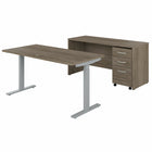 Bureau assis-debout 60 po avec crédence et classeur mobile Studio C de Bush Business Furniture - hickory moderne/hickory moderne-L’ensemble comprend : un bureau assis-debout électrique à hauteur réglable 60L x 30P, un bureau crédence 60L x 24P, et un classeur mobile à 3 tiroirs