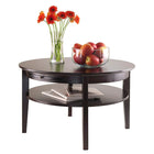 Winsome – Table basse Amelia ronde avec plateau coulissant-La tablette inférieure a un diamètre de 24,8 po. Combinaison de bois et de bois composite avec un fini espresso foncé