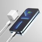 TUFF8 - Coque avec protecteur d'écran et chargeur mural pour iPhone 15 Pro Max-Le revêtement oléophobe repousse l'eau, les huiles et autres liquides susceptibles de perturber l'expérience visuelle et tactile