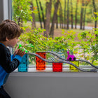 Magna-Tiles - Monde Des Dinosaures Ensemble De Construction Magnétique De 40 pièces, La Marque De Construction Magnétique Originale-Ce Qui Le Rend Unique:  Comprend des rampes, des véhicules Coureur, des figurines, des rectangles de ligne d’arrivée et des pièces de route populaires, offrant un moyen facile et guidé par les enfants d’introduire de l’action passionnante et d’apprendre à jouer STEAM