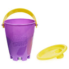 Kinetic Sand - Mini seau de plage de 184 g - Élaboré à partir de sable naturel-Des tonnes de plaisir sensoriel : Le Kinetic Sand pour les enfants développe leur créativité et leurs capacités sensorielles et leur permet de créer tout ce qu'ils peuvent imaginer. Complétant à merveille n'importe quel jeu sensoriel, il constitue le cadeau idéal pour les enfants à partir de 3 ans