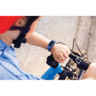 Google - Fitbit Moniteur d'activité Ace 3 - Bleu cosmique/Vert astral-Les enfants peuvent mettre leur famille au défi de participer à des concours de pas et envoyer des messages ou des encouragements dans l'application