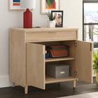Sauder - 433360 La Collection Clifford Place Base de bibliothèque - Finition Natural Maple-Un œillet et passe-câbles permettent de faire passer facilement les câbles et les cordons.