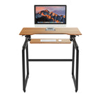 Rocelco - Ensemble rehausseur de bureau de luxe à hauteur ajustable de 40" et support au sol - Teck / Noir-SURFACE DE TRAVAIL EXTRA LARGE: Le bureau de 40 "de large sur 23.5" de profondeur peut contenir jusqu'à deux moniteurs de 32 "et le plateau de clavier rétractable de 25.5" de large sur 11.25 "de profondeur peut contenir un ordinateur portable si nécessaire