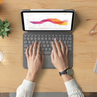 Étui clavier Logitech Folio Touch pour iPad Air 11" (M3/M2) et iPad Air (4e et 5e génération) - Graphite-Protection devant, derrière et dans les coins : une coque durable protège l'avant, l'arrière et les coins de votre iPad Air, le maintenant en place en toute sécurité, quoi que vous fassiez