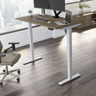 Bureau assis-debout à hauteur réglable 72 po x 30 po Move 40 Series de Bush Business Furniture - hickory moderne/gris métallique-Le plateau durable en stratifié thermofusionné offre une résistance supérieure aux taches, aux rayures et aux autres dommages esthétiques