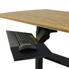 Uncaged Ergonomics - Plateau à clavier coulissable réglable à angle négatif et support de souris inclinable (KT1)-Le support de souris se place à la droite ou à la gauche du plateau à clavier