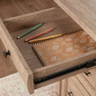 Sauder - La Collection Rollingwood Bureau Ministre - Finition Brushed Oak-Systeme de gestion des cordons avec deux œillets et un passe-câbles sur la surface du bureau afin de reduire l'encombrement des cordons.