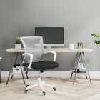 Chaise de bureau ergonomique à dossier en maille Workspace de CorLiving - Gris-Dossier ergonomique avec support lombaire incurvé pour plus de confort