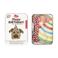 Kikkerland - Kit d'anniversaire pour chien-Le kit comprend un livre de recettes de friandises pour chien, un emporte-pièce en forme d'os, un chapeau d'anniversaire, bannière et confettis « Happy Birthday ».