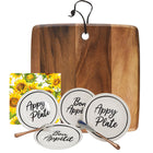 Dolce & Gourmando Coffret Plateau de Fromages-Livré avec une planche en bois d'acacia (12 po x12 po), quatre assiettes à apéritif (2 x "Bonne Appetit", 2 x "Appy Plate"), une serviette à cocktail de saison et une cuillère et une fourchette à apéritif