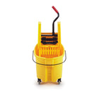 Rubbermaid Wavebrake 26/35 Quart seau et essoreuse Downpress Combo, jaune-Le bec verseur empêche l'eau de se répandre sur les sols tout en vidant l'eau sale, afin que les sols restent secs et sûrs.