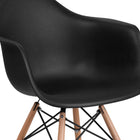 Flash Furniture - Chaise en plastique noir de la série Alonza avec pieds de bois-Le siège en cascade réduit la tension des jambes