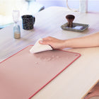 Logitech - Sous-main de bureau - Série Studio - Rose-Matériaux Choisis Soigneusement : Matériau de surface confortable et couche interne faite de polyester recyclé, seconde vie pour les bouteilles PET, base anti-dérapage de plastique naturel
