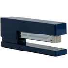JAM Paper – Ensemble de travail et de bureau, agrafeuse et dévidoir à ruban, bleu marine (3378NB)-Ces accessoires de bureau sont un excellent moyen de coordonner les couleurs de votre bureau ou d’égayer un nouveau bureau! (Agrafes de couleur NON incluses, mais offertes!)