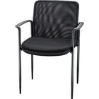 Staples - Chaise d'invité Roaken en mailles, avec accoudoirs, noir-Un design élégant et moderne avec une finition noire neutre complète les paramètres professionnels