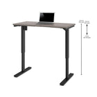 Bestar – Table motorisée à hauteur réglable, 24 po x 48 po, gris écorce (65857-47)-Surface de travail robuste en mélamine de qualité commerciale de 1 po dotée d'un fini résistant aux égratignures, aux taches et aux brûlures.