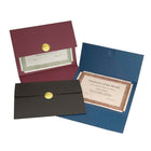 St. James® – Porte-certificat Elite à médaillon, à pli, lin, Bourgogne avec médaillon doré, paq./5-Paquet de 5