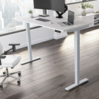 Bureau assis-debout à hauteur réglable 72 po x 30 po Move 40 Series de Bush Business Furniture - blanc/gris métallique-Le plateau durable en stratifié thermofusionné offre une résistance supérieure aux taches, aux rayures et aux autres dommages esthétiques