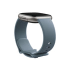 Google - Fitbit Versa 4 montre intelligent – Bleu cascade/Aluminium platine-Plus de 40 modes d'exercice : suivez plus d'exercices que jamais, de la musculation et du HIIT à la course et au stand-up paddle, directement depuis la Versa 4 et consultez vos statistiques sur votre poignet pour suivre vos efforts en temps réel