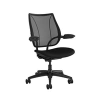 Humanscale - Chaise de travail Liberty - Noire-Le système d’inclinaison intelligent sans mécanisme du Liberty fait appel aux lois de la physique et au poids de l’utilisateur pour lui apporter le support dont il a besoin, et ce à n’importe quel degré d’inclinaison. Sans commandes manuelles à régler, l’utilisateur peut changer de postures sans effort tout au long de la journée.