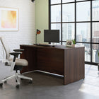 Sauder 59"W La Collection Affirm Bureau - Finition Noble Elm-  La surface en mélamine est résistante à la chaleur, aux taches et aux rayures