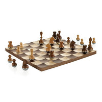 Umbra Jeu d'échec Wobble-Ce jeu d'échec est un véritable objet précieux. Non seulement il vous permet de jouer aux échecs mais il est magnifique à regarder.
