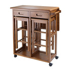 Winsome – Meuble compact avec 2 tabourets, carré, teck-Monté sur roulettes pour en faciliter le transport, ce bar vient avec deux tabourets pratiques qui se rangent à l’intérieur du chariot. Il peut également servir de table carrée à abattant pour deux personnes. C’est un modèle idéal pour la cuisine ou pour la terrasse lorsque l’on souhaite profiter d’un repas agréable à l’extérieur. Les tabourets carrés mesurent 20,8 haut. x 11,4 larg. x 11,4 prof. (po)