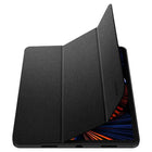 Spigen Urban Fit pour iPad Pro 12.9po (4e/5e/6e génération) - Noir-Noir. Son tissu bicolore et son toucher silicone ajoutent confort et adhérence.