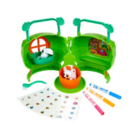 Crayola - Arbre-cabane Safari Scribble Scrubbie-Comprend un arbre-cabane en plastique, 2 nouveaux animaux Scribble Scrubbie Safari, 3 marqueurs lavables, 4 feuilles d'autocollants solubles, 1 brosse et 1 bac en plastique.