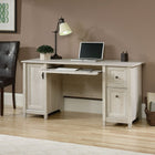 Sauder 59"W La Collection Edge Water Bureau - Finition Chalked Chestnut- Les caractéristiques de ce petit bureau comprennent :  La moulure rabattable révèle une tablette coulissante pour clavier et souris avec des glissières métalliques et butées de sécurité