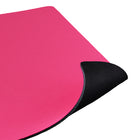 Logitech - Tapis de souris de jeu G840 XL - Rose-Tube de transport résistant - La résistance et la flexibilité du tapis de souris G840 permettent de le transporter facilement. Il vous suffit de l'enrouler de façon serrée et de le glisser dans le tube de transport inclus. Profitez du confort du clavier et de la souris lors de vos déplacements.