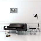 Marathon – Horloge murale atomique surdimensionnée avec support de table, argent-7 langues : anglais, hollandais, français, espagnol, italien, danois, allemand