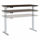 Bureau assis-debout à hauteur réglable 60 po x 30 po Move 40 Series de Bush Business Furniture - noyer noir/gris métallique-Le bureau assis-debout électrique à hauteur réglable est doté d’un piètement motorisé et d’un plateau 60L x 30P avec système de gestion des câbles intégré