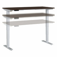 Bureau assis-debout à hauteur réglable 60 po x 30 po Move 40 Series de Bush Business Furniture - noyer noir/gris métallique-Le bureau assis-debout électrique à hauteur réglable est doté d’un piètement motorisé et d’un plateau 60L x 30P avec système de gestion des câbles intégré