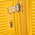 American Tourister - Curio Spinner Grand - Jaune Doré-Les poignées de transport supérieure et latérale rétractables restent près de la valise pour la protéger contre les dommages